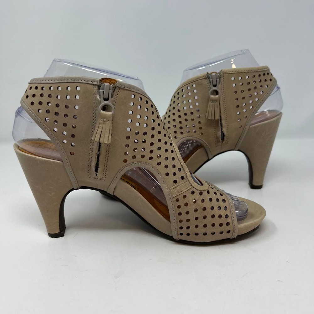 Tsubo Women's Cassius Cut Out Heels Size 6.5 Nude Color - Picture 5 of 16